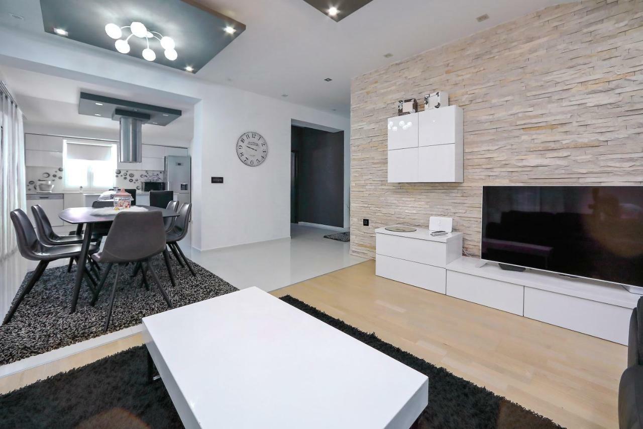 Apartments Neli Бибине Екстериор снимка